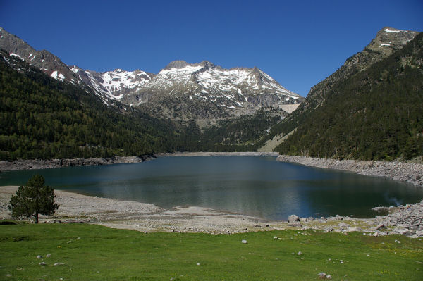 Le lac d'Ordon, les pics d'Estaragne au centre et le pic de Hche Castet  droite