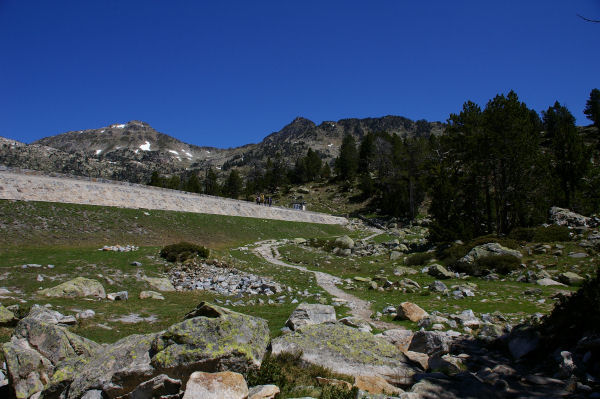 Le barage du lac d'Aubert, au fond  gauche, le pic de Madamte