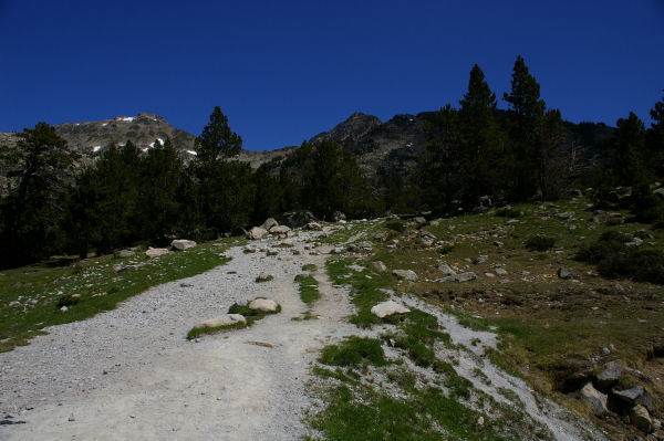 Le chemin vers le lac d'Aumar