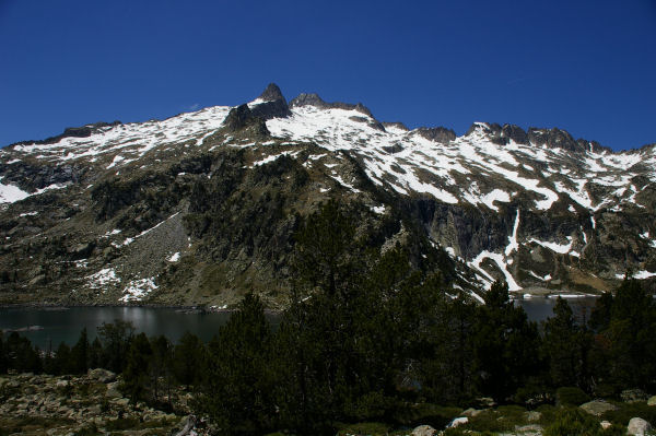 Le lac d'Aubert surplomb par le Ramougn et le pid de Nouvielle