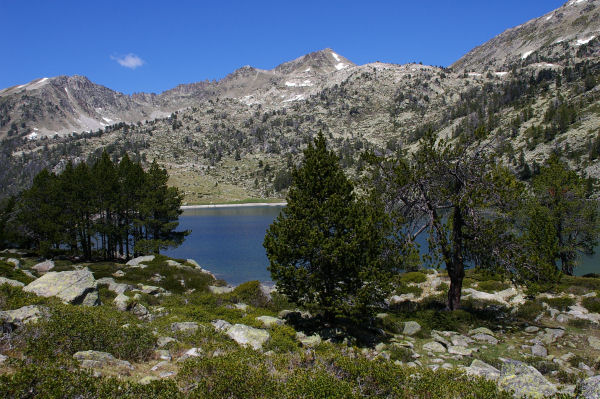 Vue du lac d'Aumar vers le Nord, au centre, le Pic d'Estibre