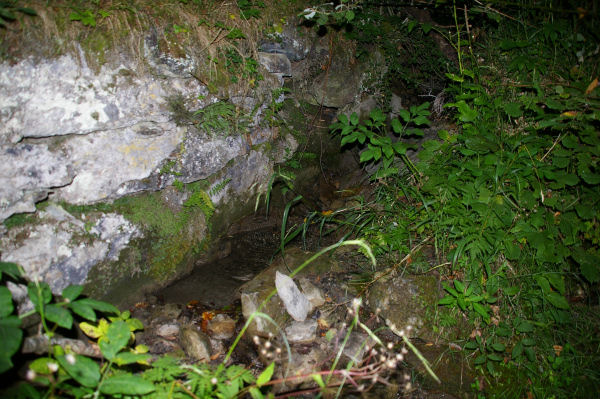 Une petite fontaine au bord du chemin