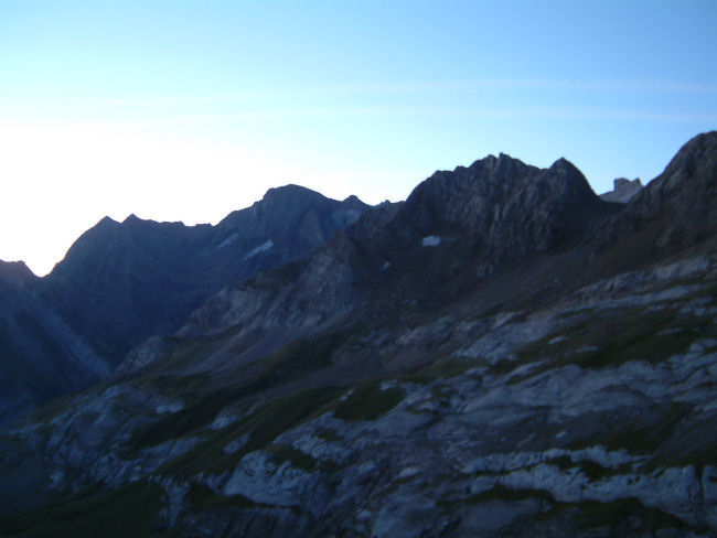 Le chemin sous les Gabitous et le Taillon