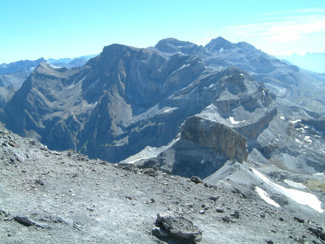 Le Cirque de Gavarnie depuis le sommet du Taillon, le Mont Perdu au fond