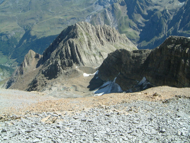 Versant Nord Est du Taillon, le Pic des Sarradets au centre