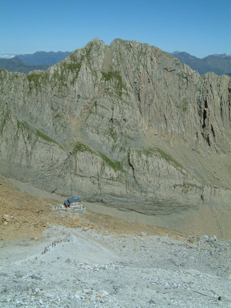 Le Refuge de la Brche de Roland et le Pic des Sarradets