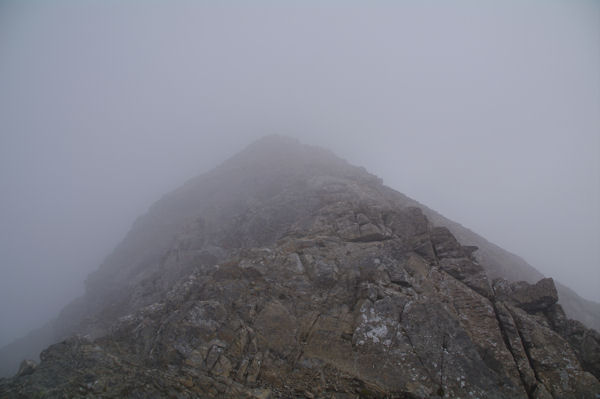 La crte Est du Grand Pic de Tapou dans les nuages