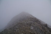 La crte Est du Grand Pic de Tapou dans les nuages