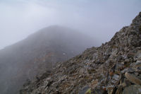 Le Pic du Milieu de Tapou dans les nuages depuis la crete Est du Grand Pic de Tapou