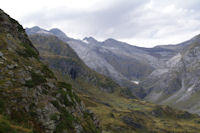 Le haut de la vallee d'Ossoue, le Pic du Milieu, le Grand Pic de Tapou, le Montferrat, le Piton Carre, la Pointe Chaussenque et le Petit Vignemale