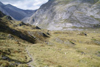 Le GR10 descendant dans la vallee d'Ossoue