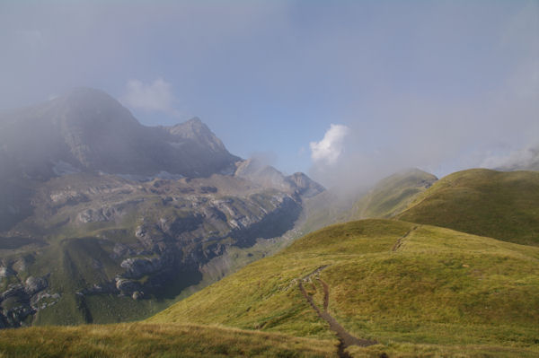 La valle des Pouey Asp encadre par le Taillon et les Pics des Gabitous d_un cot et la crte entre les Pic de Tentes et de la Pahule de l_autre