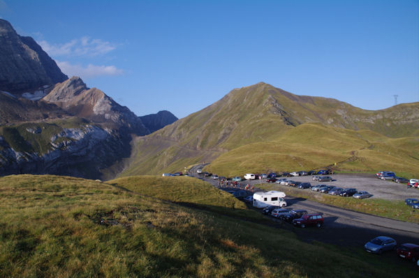 Le parking du Col de Tentes, au bout de la route, le Port de Boucharo surmont par le Pic entre les Ports