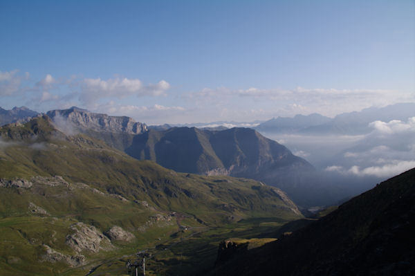 La Valle des Espcires, plus loin, la valle du Gave d_Ossoue, dans les brumes, la valle du Gave de Gavarnie