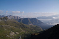 La Vallee des Especieres, plus loin, la vallee du Gave d'Ossoue, dans les brumes, la vallee du Gave de Gavarnie