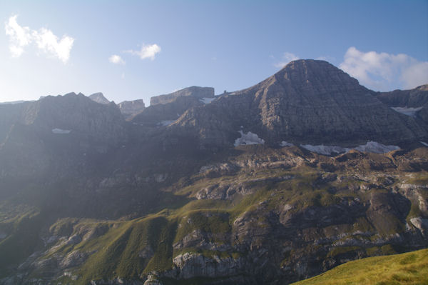 Au fond, le Casque, la Brche de Roland, la Pointe Bazillac, le Doigt et le Taillon, en avant, le Col et le Pic des Sarradets