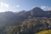 Au fond, le Casque, la Breche de Roland, la Pointe Bazillac, le Doigt et le Taillon, en avant, le Col et le Pic des Sarradets