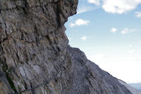 La montee sous la muraille du Casque du Marbore, vers le Col des Isards