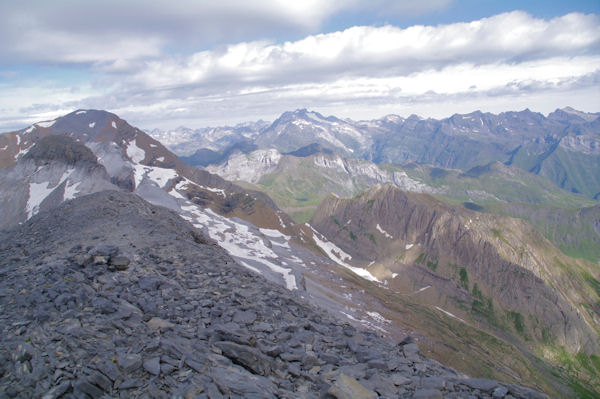 Le Casque du Marbor devant le Taillon, plus loin, le Vignemale