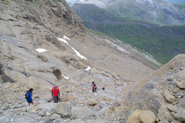 Il y a du monde dans la descente du Col des Sarradets