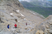 Il y a du monde dans la descente du Col des Sarradets