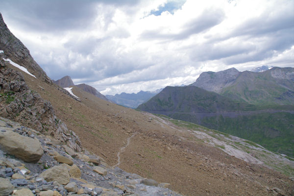 Le chemin sous la face Nord du Taillon