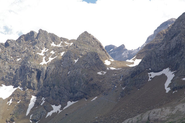 La Tour du Marbor dans l_chancrure du Col des Sarradets