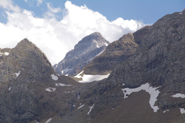 Le Casque du Marbor dans l_chancrure du Col des Sarradets