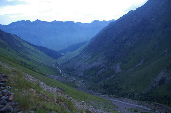 Le vallon de la Glre au petit matin, au fond, la valle de Barges