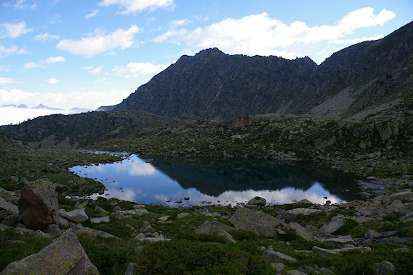 Le Lac de Mounicot, au centre, le Pic d'Astazou suivit de la Crte de la Mourle