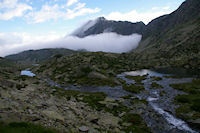 Le Lac de Mounicot et un peu plus loin, le Lac d'Astazou, et la brume qui monte