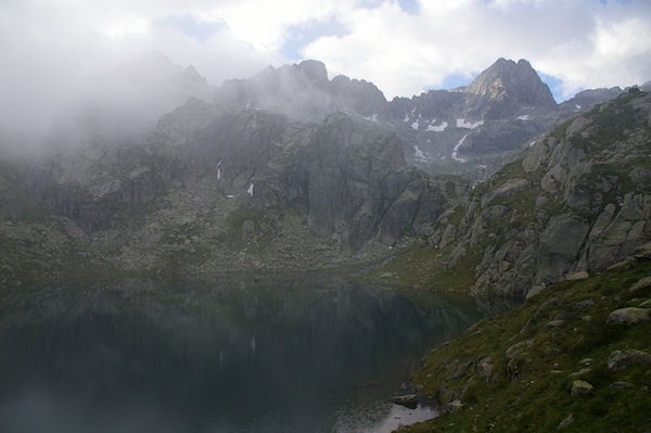 Le Lac de la Mourle, au centre, le Pic de Nouvielle