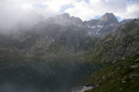 Le Lac de la Mourele, au centre, le Pic de Neouvielle