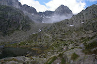 Un petit laquet au dessus du Lac de la Mourle, au centre le Pic de Nouvielle