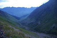 Le vallon de la Glre au petit matin, au fond, la valle de Barges