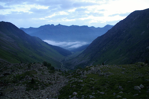 Le vallon de la Glre au petit matin, au fond, la valle de Barges embrume