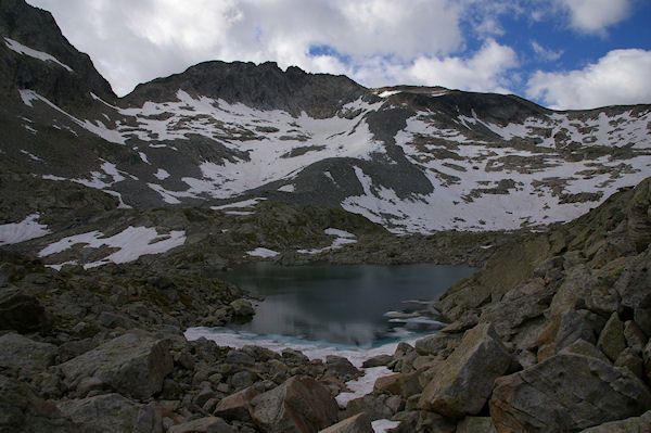 Un des Lacs Verts, au fond, le Glacier de Maniportet domin par le Pic des 3 Conseillers