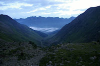 Le vallon de la Glere au petit matin, au fond, la vallee de Bareges embrumee