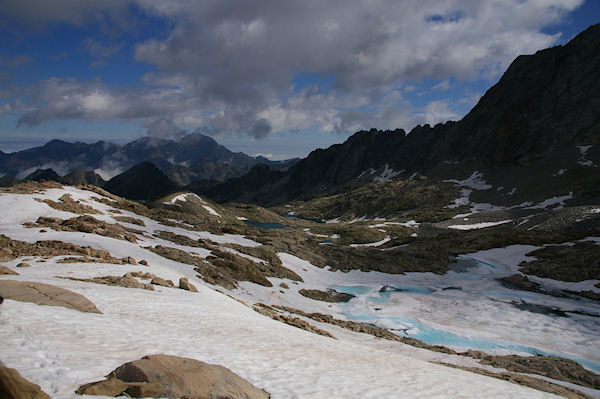 Le Lac Glac de Maniportet, le Lac Bleu et les Lacs Verts, au fond, le Pic du Midi de Bigorre