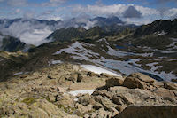 Le Lac Glac de Maniportet, le Lac Bleu et les Lacs Verts, au fond, le Pic du Midi de Bigorre