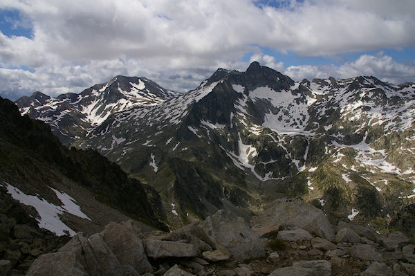 Pic d'Estaragne, Pic de Campbiel et Pic Long dominant le Lac Tourat gel  depuis les crtes menant au Turon de Nouvielle