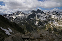 Pic d'Estaragne, Pic de Campbiel et Pic Long dominant le Lac Tourat gele  depuis les cretes menant au Turon de Neouvielle