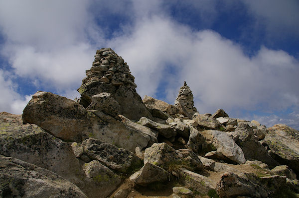 Les deux cairns magnifiques du sommet du Turon de Nouvielle