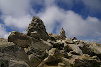 Les deux cairns magnifiques du sommet du Turon de Nouvielle