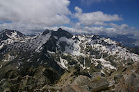 Pic de Campbieil et Pic Long dominant le Lac de Tourrat gele, plus loin, le Cirque de Gavarnie depuis le sommet du Turon de Neouvielle