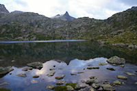 Le Lac de la Glre, au centre, le Campanal de Larrens,  gauche, le Pic de Nouvielle suivit du Pic des 3 Conseillers