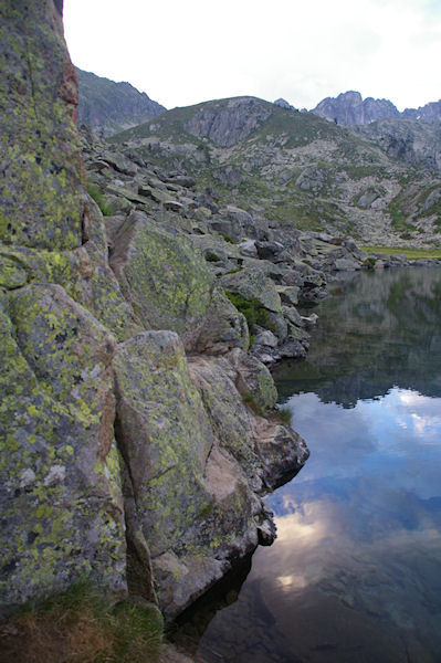 Un passage un peu troit pour contourner le Lac de la Glre par la rive droite