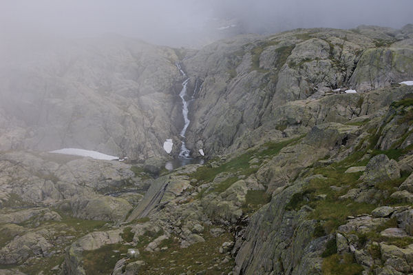 Une cascade vers les Lacs Estelat