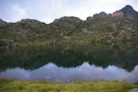 Le Lac domine par le Refuge de la Glere