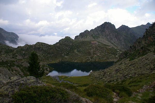 Le Lac domin par le Refuge de la Glre